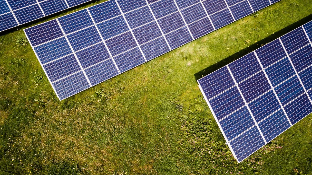 zonnepark vanuit de lucht