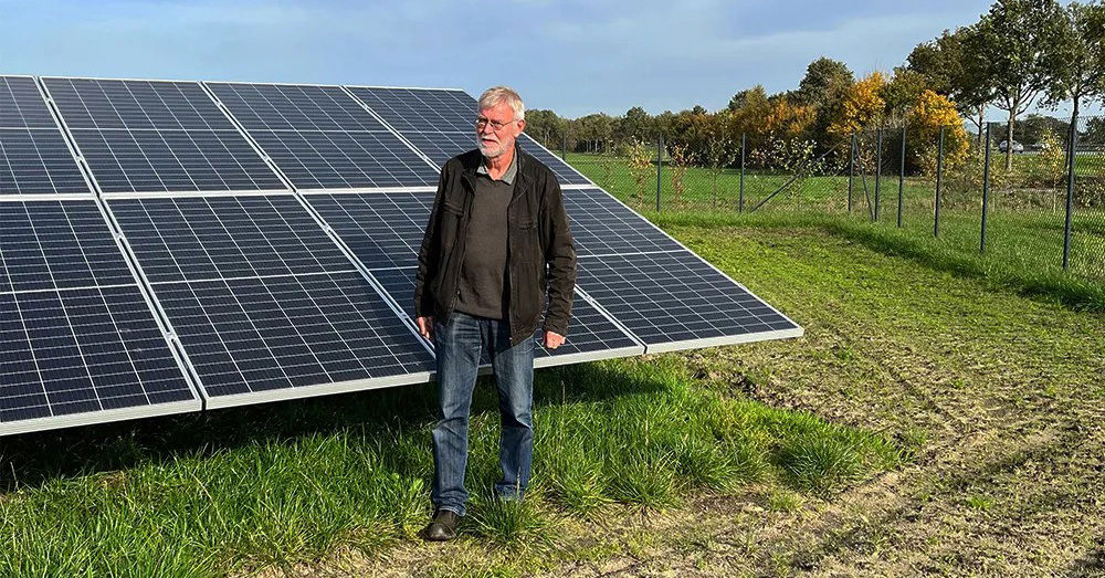 Geert Tijms in front of solar panels