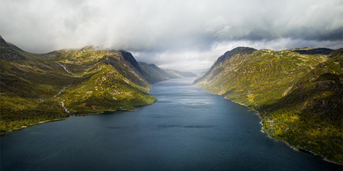 Mountains and fjord. (Photo: Lars Petter Pettersen)