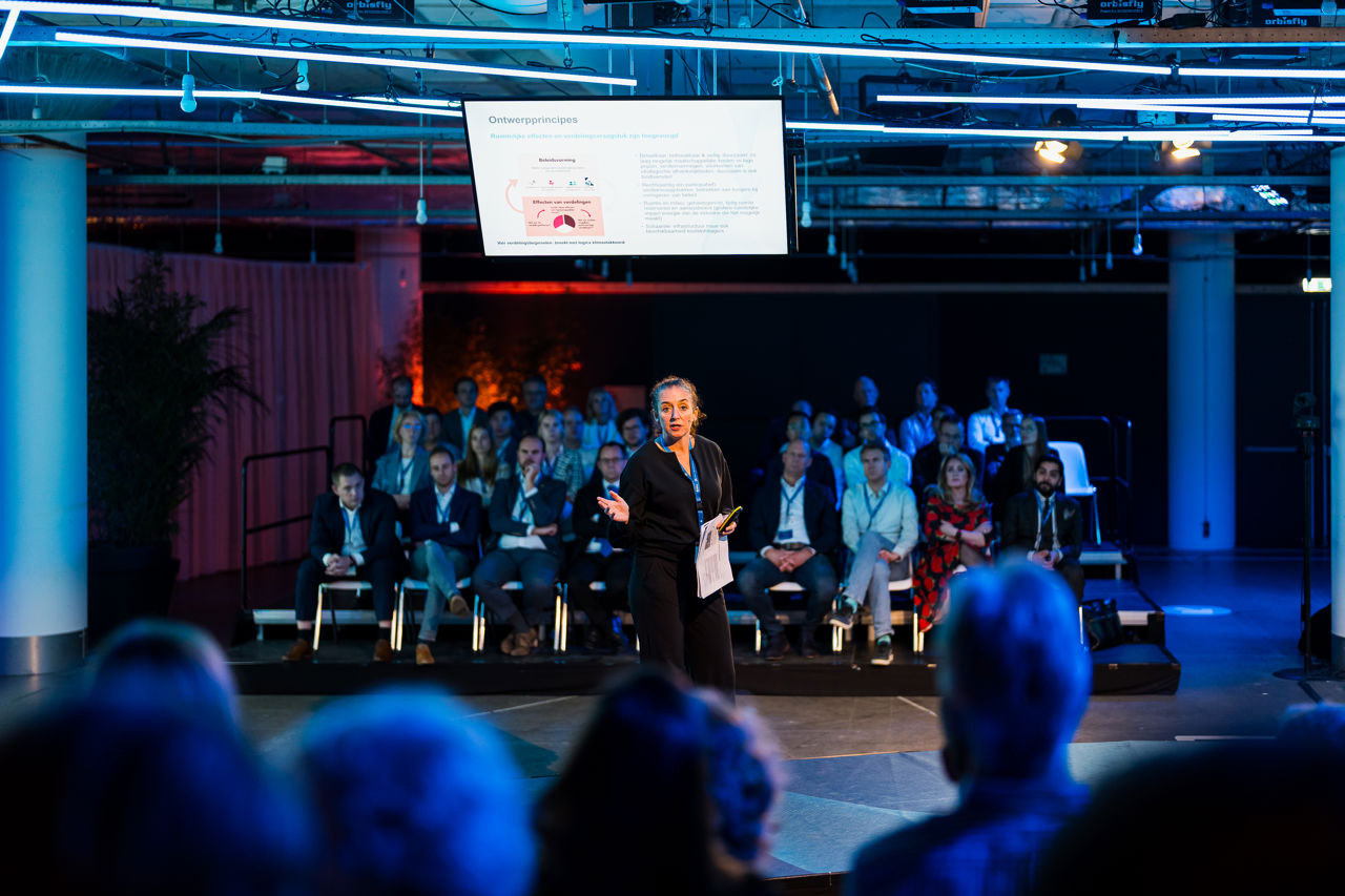 Laetitia Ouillet presenteert op het podium