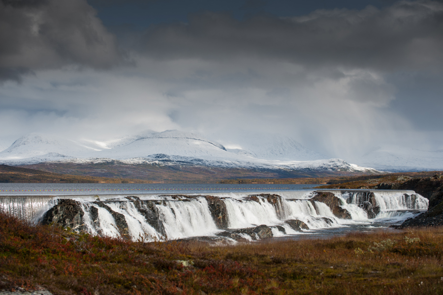 Volledige Nesjø dam in zicht met bergen op de achtergrond