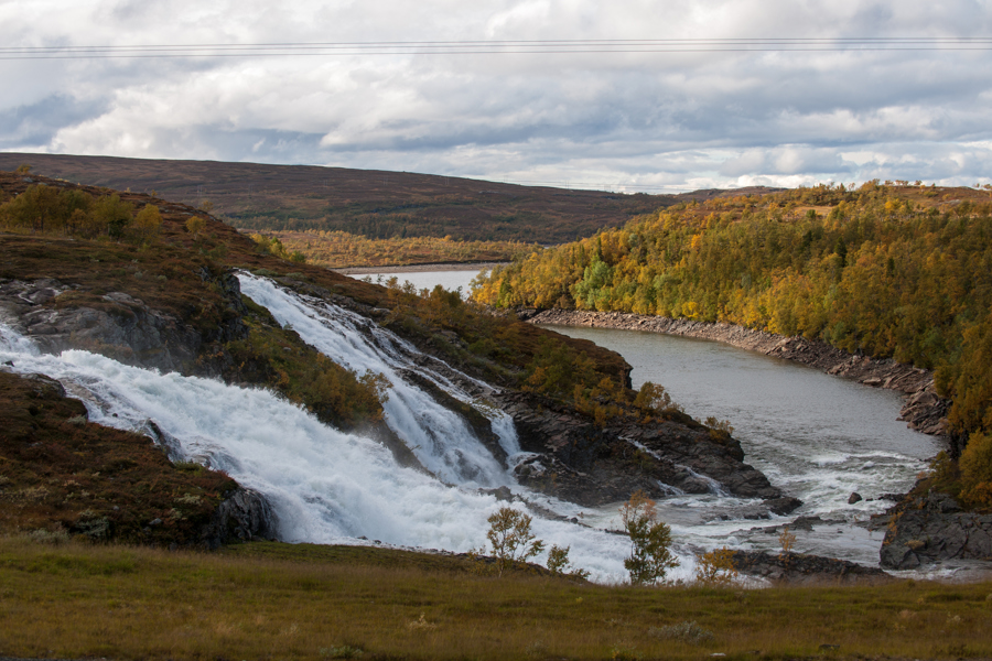 Natuurgebied met waterval in de omgeving van de Nesjø dam