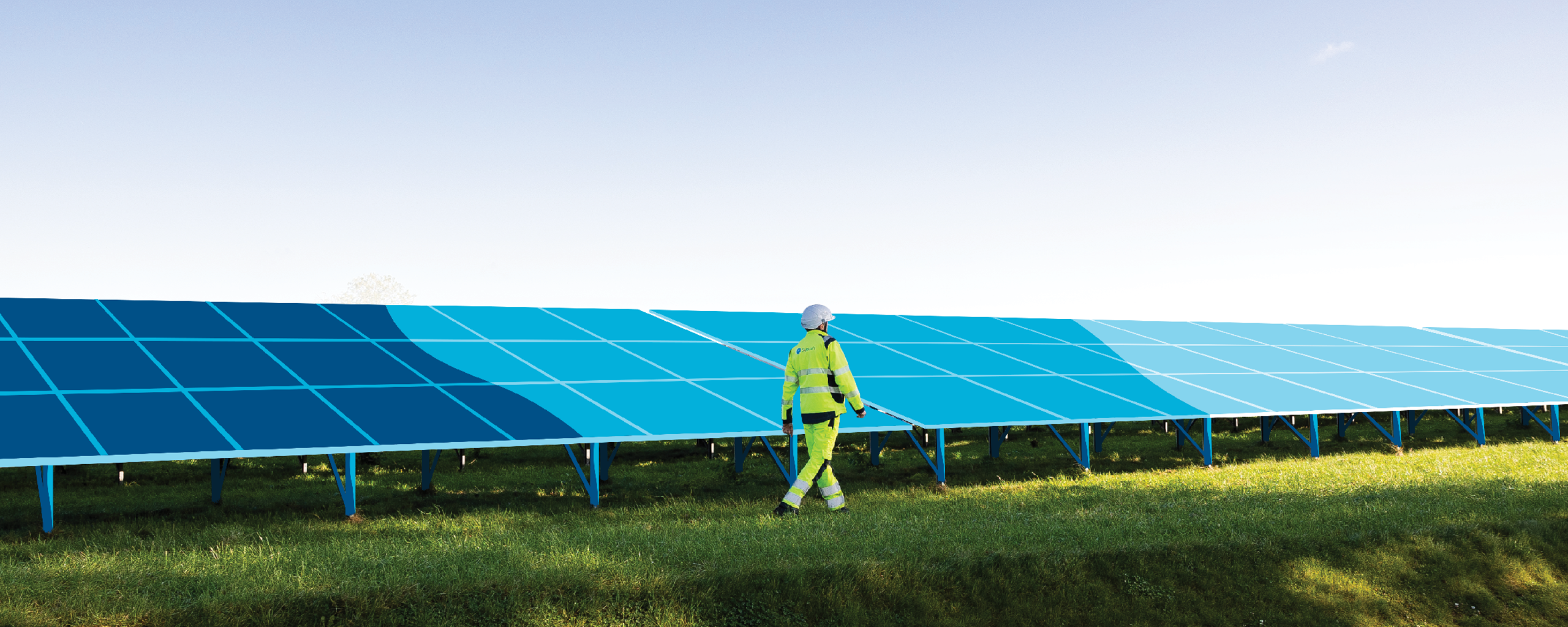 Statkraft's projectmanager en ingenieur Zon, Paolo Pizzorni, loopt langs zonnepanelen in zonnepark