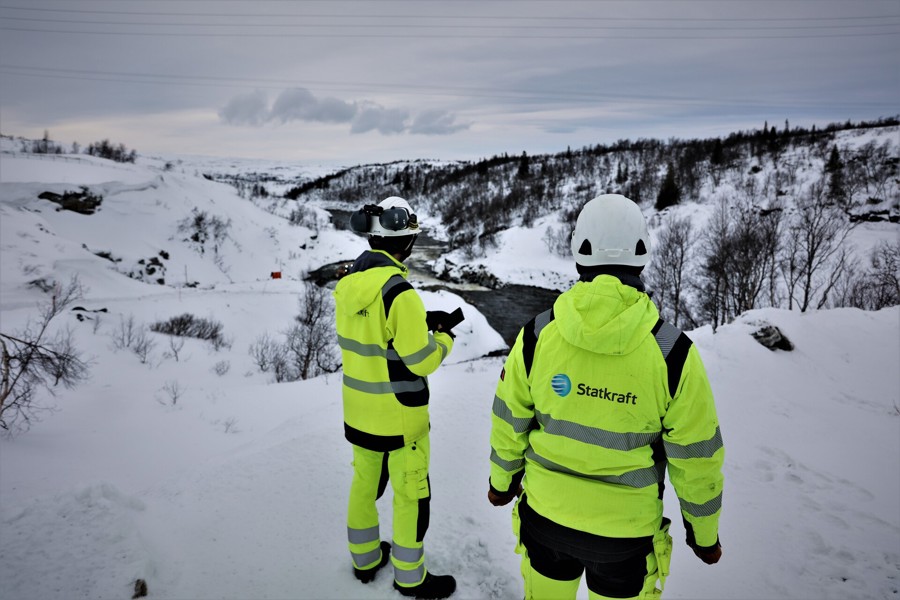 Siri Todnem en collega in besneeuwde bergen bij Nesjø dam