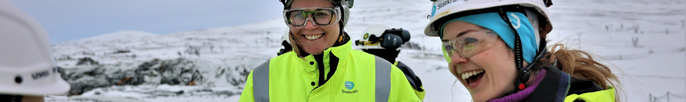 Siri Todnem en collega in besneeuwde bergen bij Nesjø dam