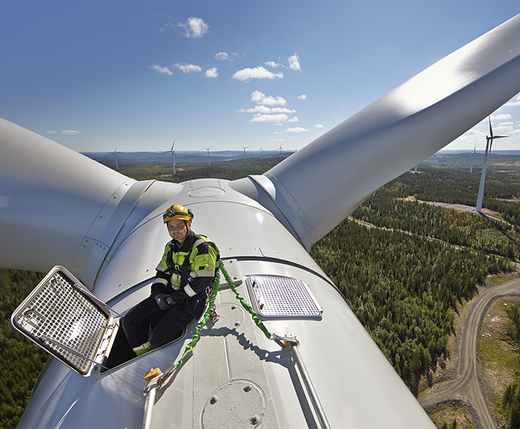 Statkraft employee on top of a wind turbine in tamåsen windfarm