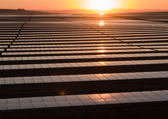 Zonnepanelen met ondergaande zon